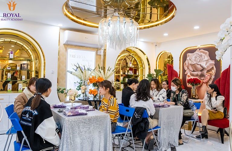 Học viên đến tham quan cơ sở vật chất và đăng ký học tại Royal Beauty Academy