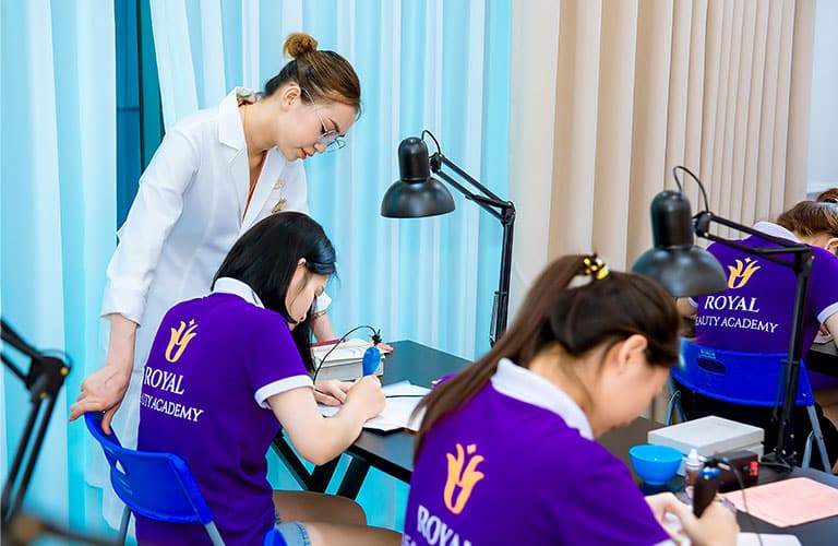 Học viên tại Royal Beauty Academy thực hành dưới sự tham gia chỉ bảo của giảng viên