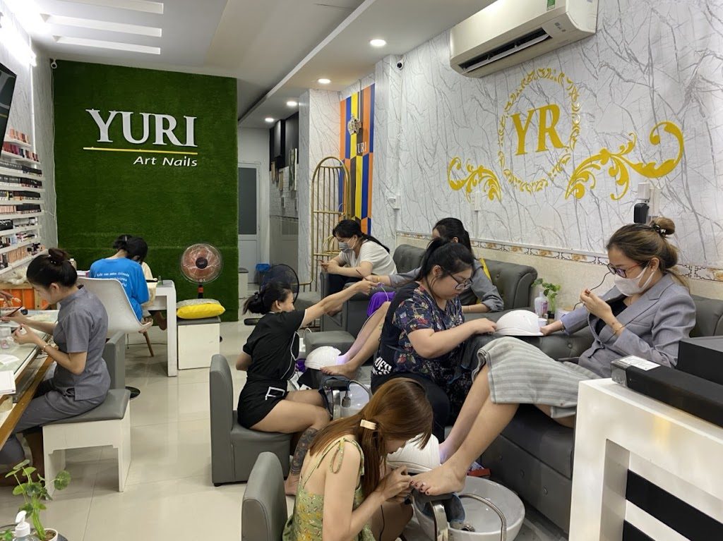 Khi tham gia học tại YURI Nails, bạn sẽ được giảng dạy bởi các bậc tiền bối đã có nhiều năm kinh nghiệm trong làm nghề nail