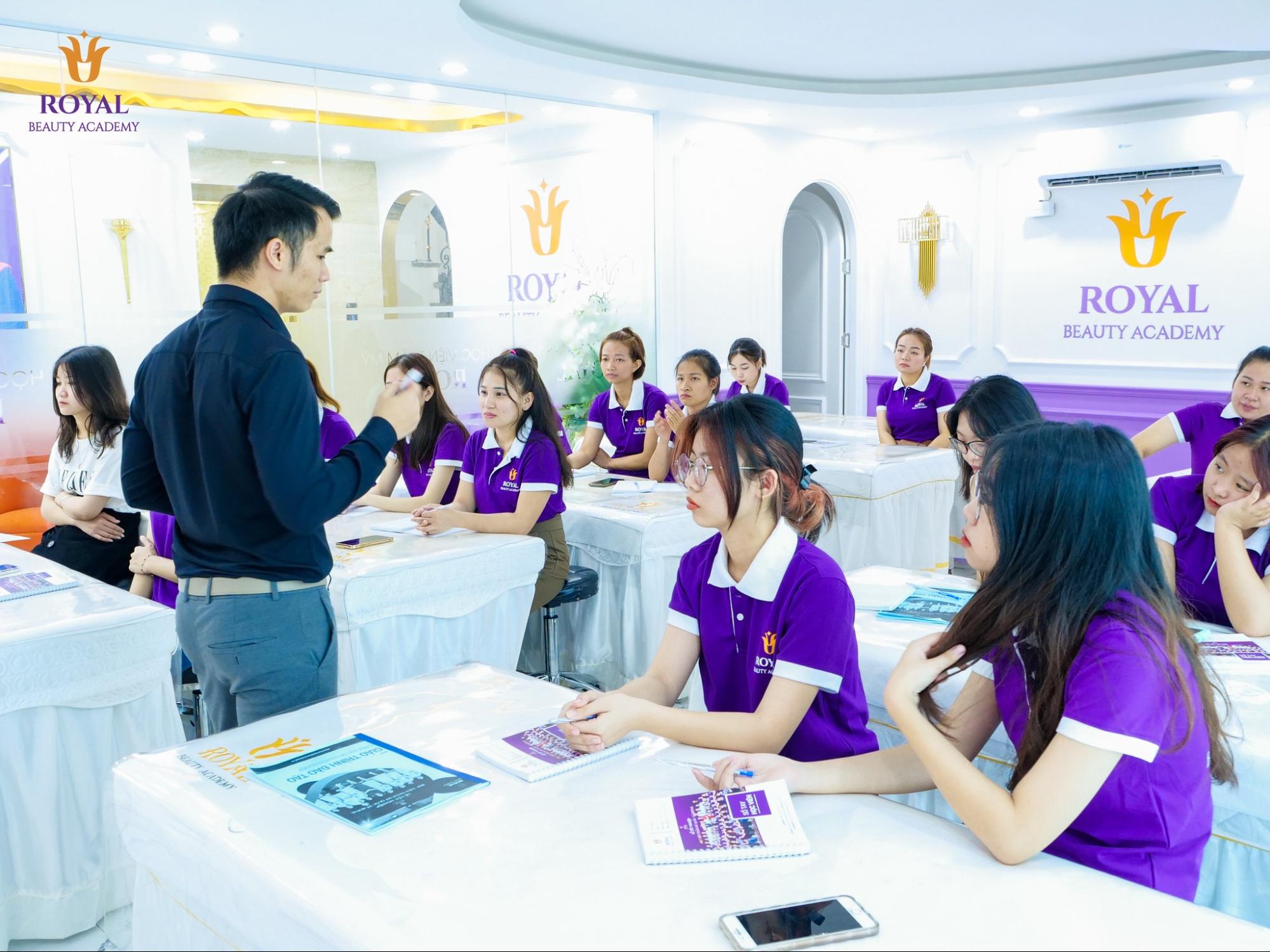 Học viện thẩm mỹ Royal có chương trình đào tạo khoa học, cơ sở vật chất hiện đại