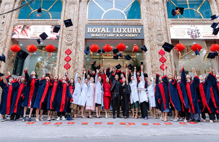Lễ tốt nghiệp của học viên tại Học viện Thẩm mỹ Royal
