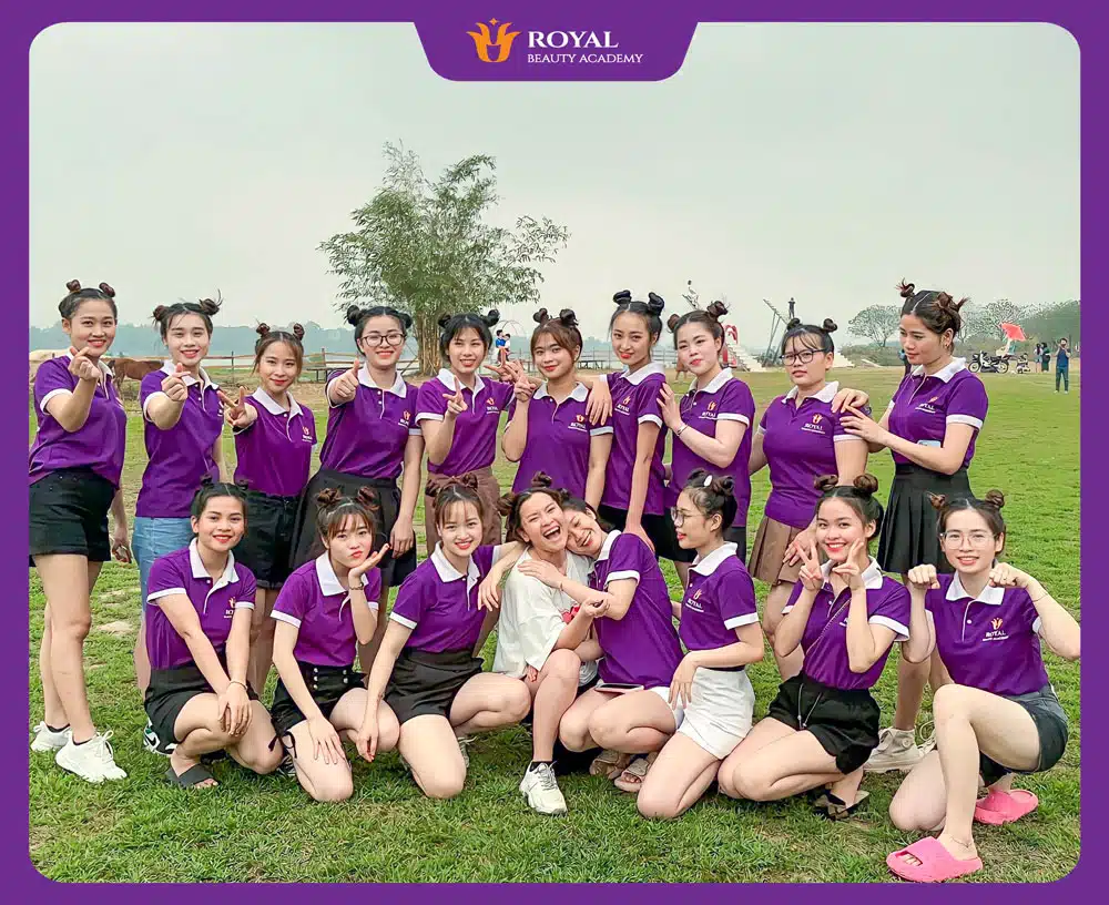 Ngoài học tập Royal Beauty Academy còn tổ chức ngoại khóa cho các học viên gắn kết với nhau.