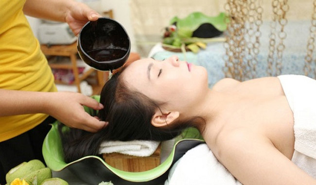 Gội đầu dưỡng sinh sử dụng hoàn toàn bằng thảo dược, vừa có tác dụng tốt cho tóc, vừa giúp thư giãn