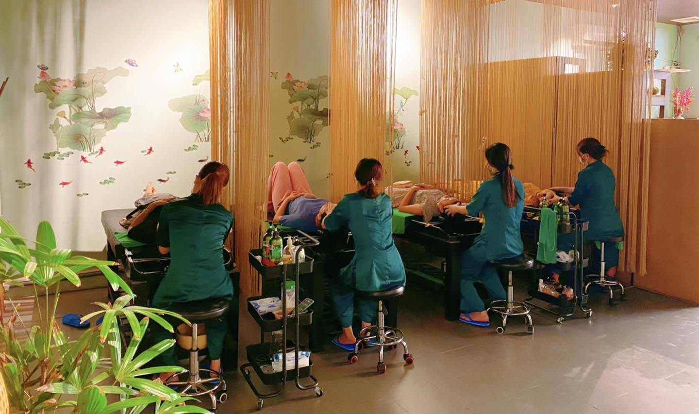 Học viên thực hành massage trực tiếp với gội đầu dưỡng sinh tại Zen Spa & Massage Vĩnh Long