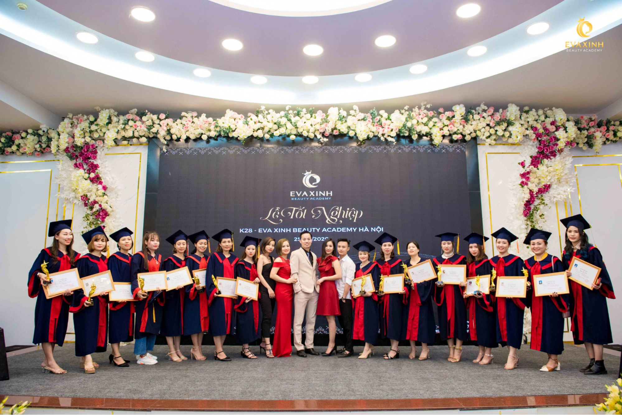 Học viên tốt nghiệp khóa học phun xăm cấp tốc tại học viện Eva Xinh